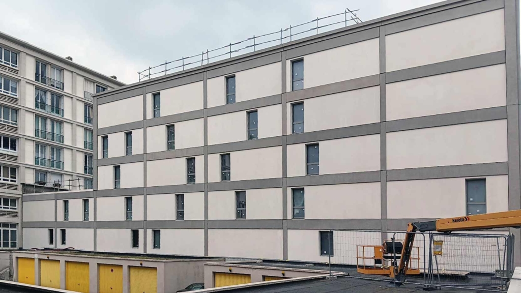 Façade préfabriquée en béton blanc et gris du Passage des Cinémas au Havre, réhabilitation de l’ancien cinéma Les Clubs par PREGA