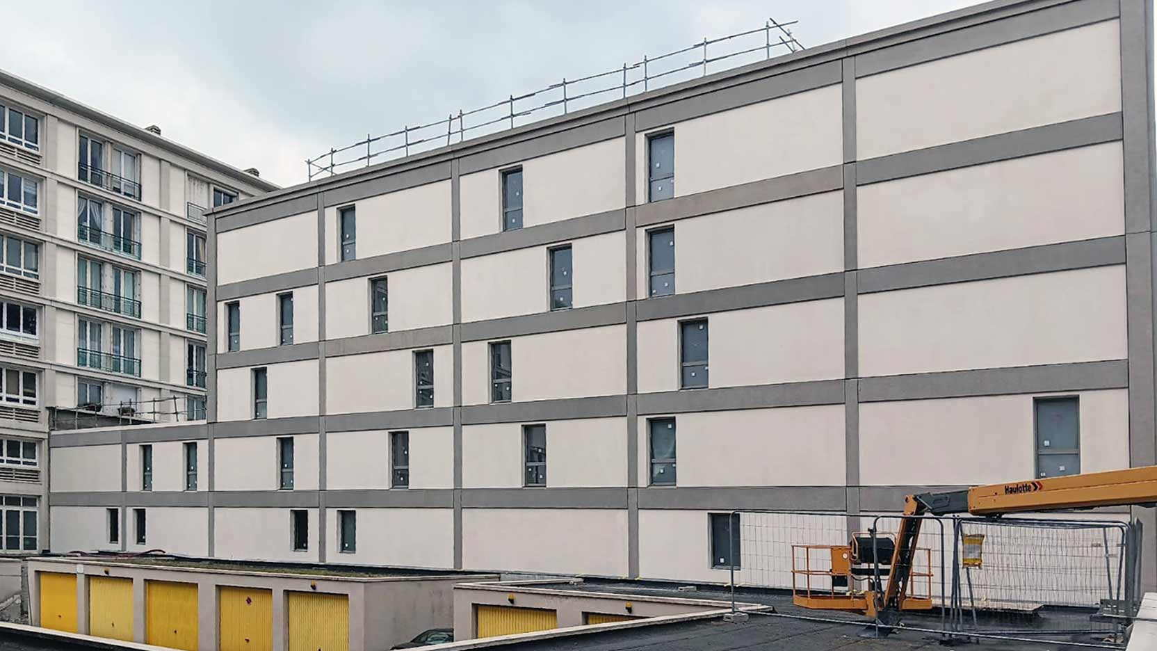 Façade préfabriquée en béton blanc et gris du Passage des Cinémas au Havre, réhabilitation de l’ancien cinéma Les Clubs par PREGA