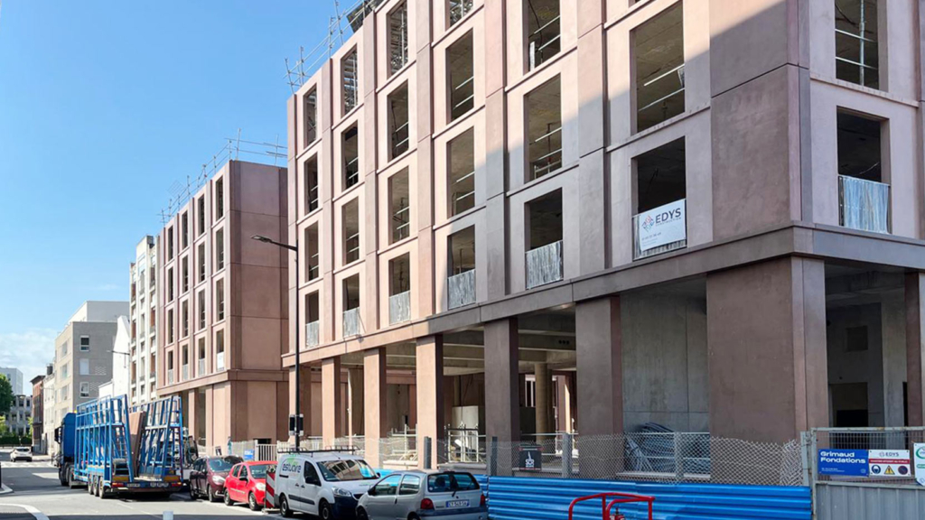 Panneaux de façades en béton coloré préfabriqués pour la résidence Harvey Le Havre par Prega