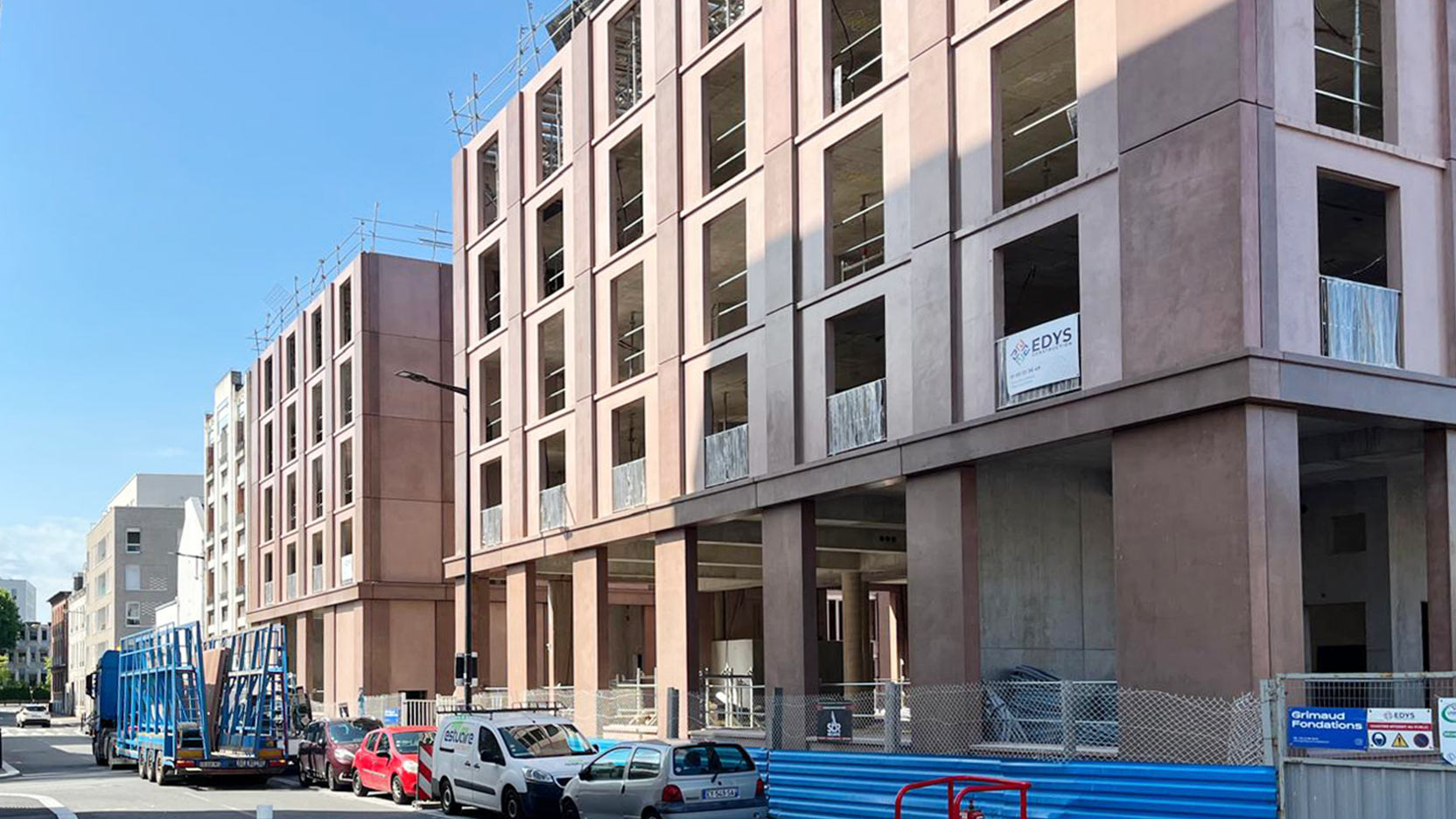 Panneaux de façades en béton coloré préfabriqués pour la résidence Harvey Le Havre par Prega