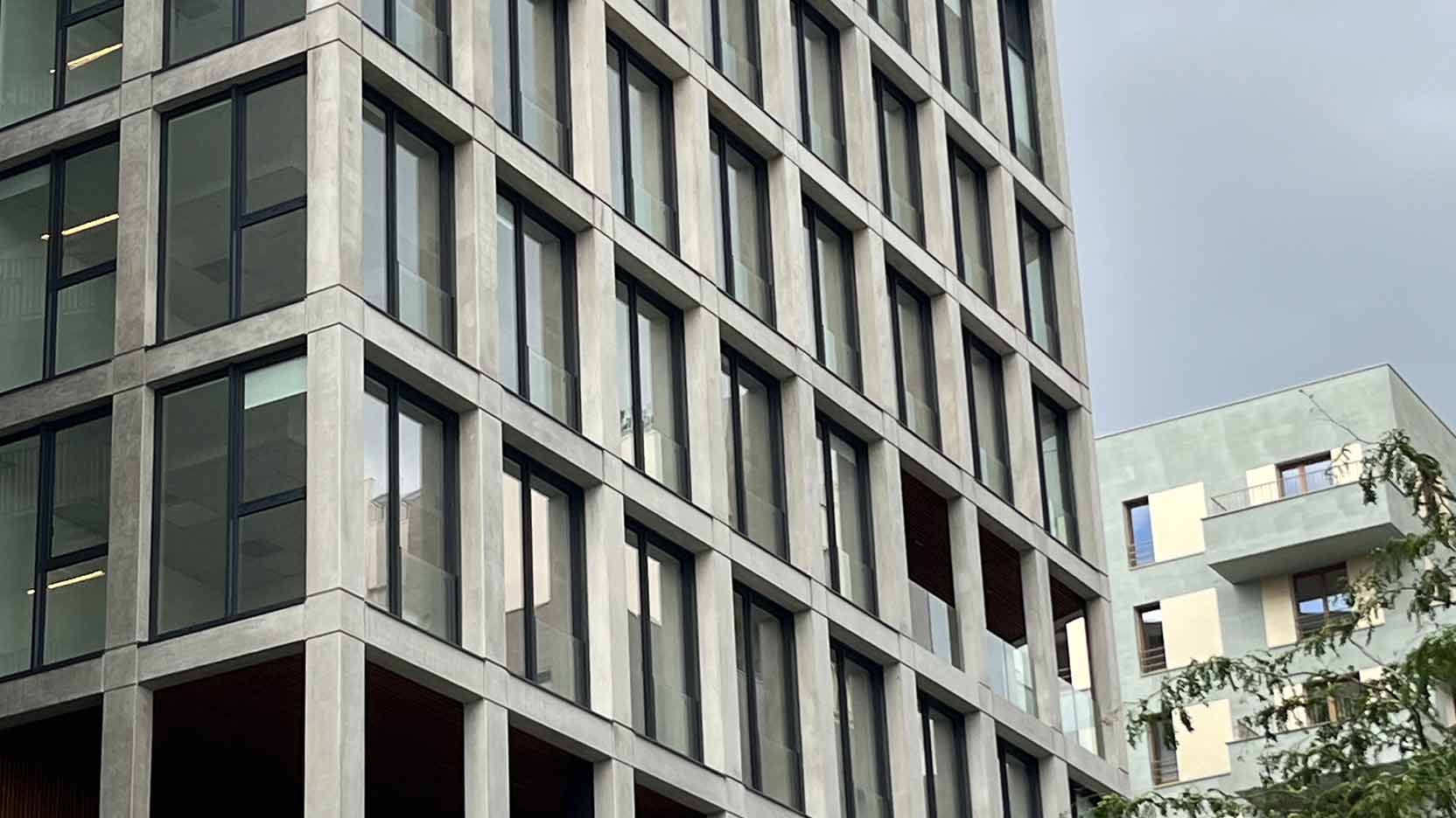 PREGA a préfabriqué 315 éléments en béton architectonique pour quatre bâtiments