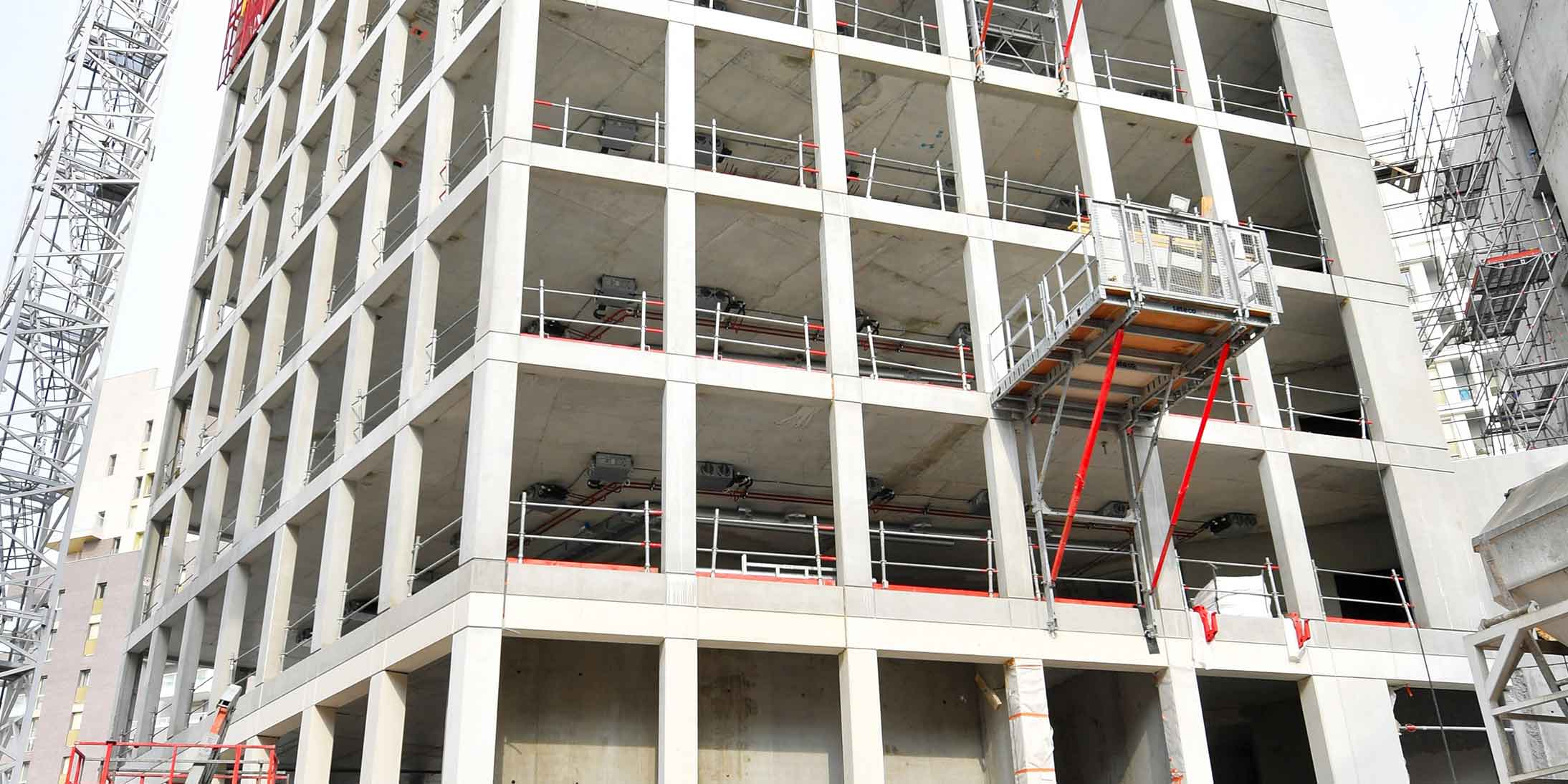 Préfabrication de panneaux de façades, de poutres et de poteaux en béton architectonique blanc et gris par PREGA Normandie