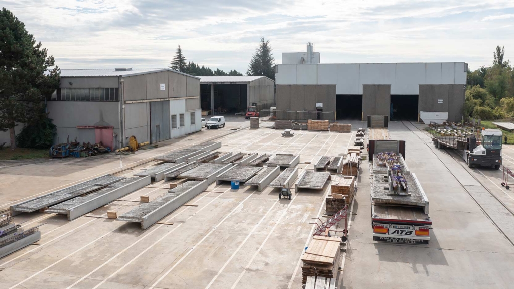 Béton décoratif bas carbone : formulation, préfabrication et coordination projet pour concilier esthétique et performance environnementale.