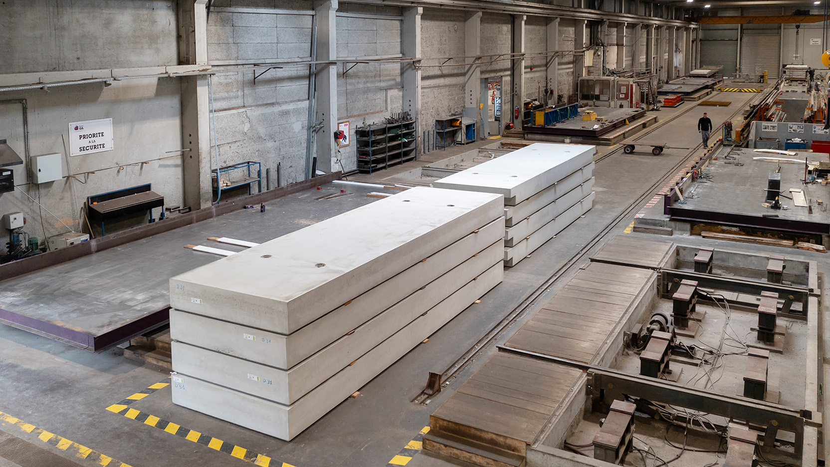 Éléments en béton préfabriqué fabriqués dans un hall de production PREGA.