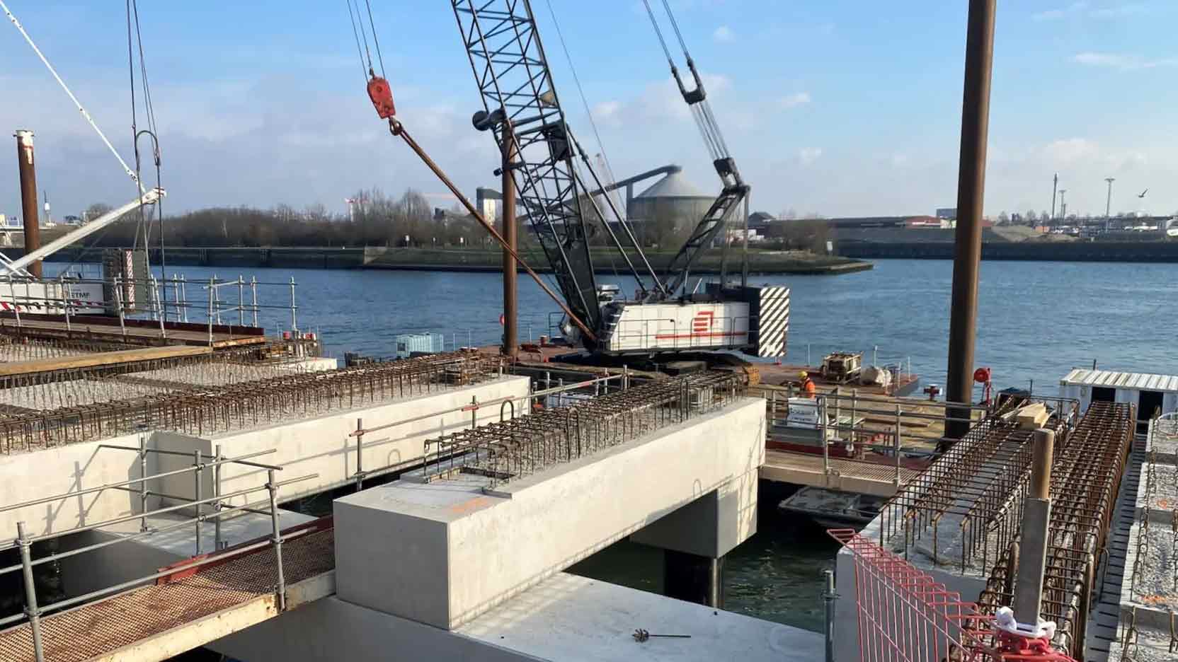 Éléments préfabriqués en béton fabriqués par PREGA pour un ouvrage maritime en milieu portuaire.